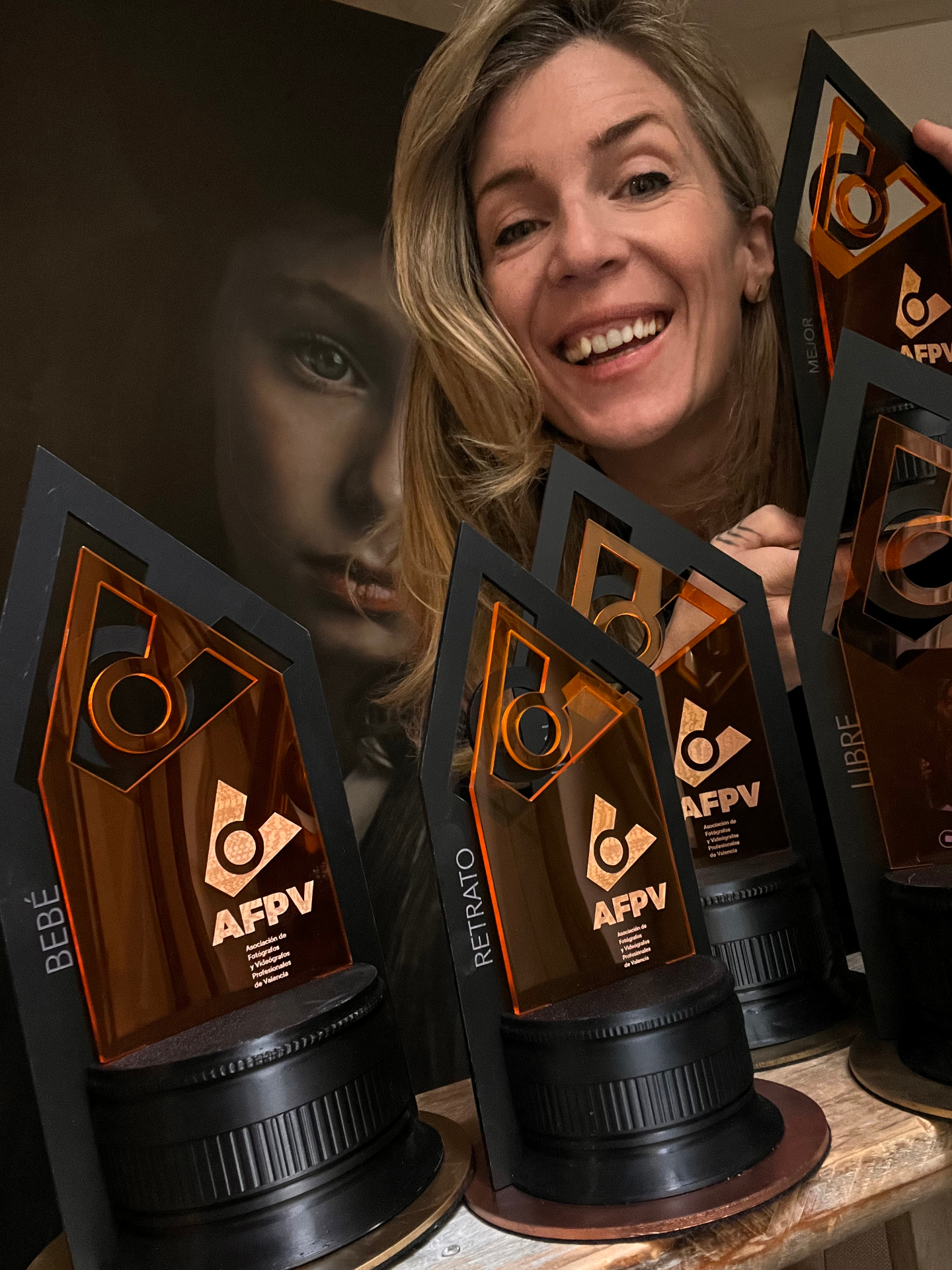 Leticia Reig con sus premios AFPV